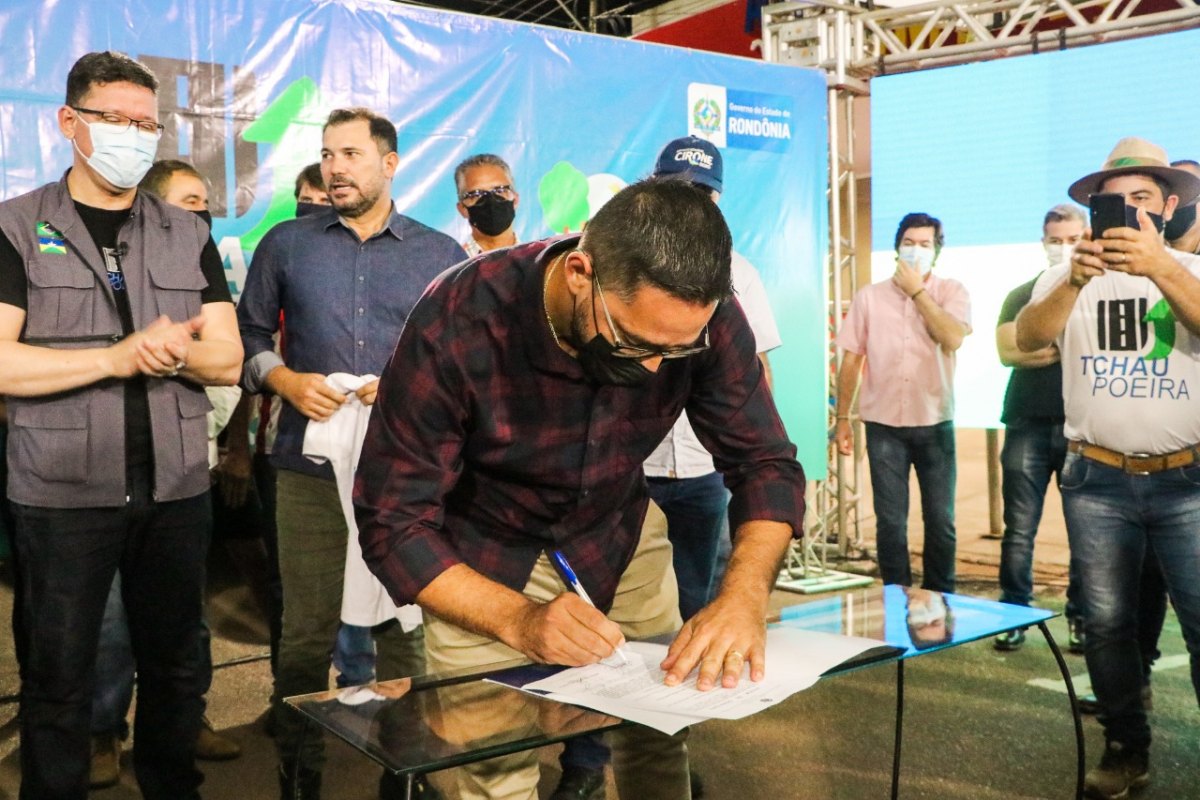 ESPIGÃO DO OESTE: Dep. Anderson comemora lançamento do 'Tchau Poeira' e construção de ponte