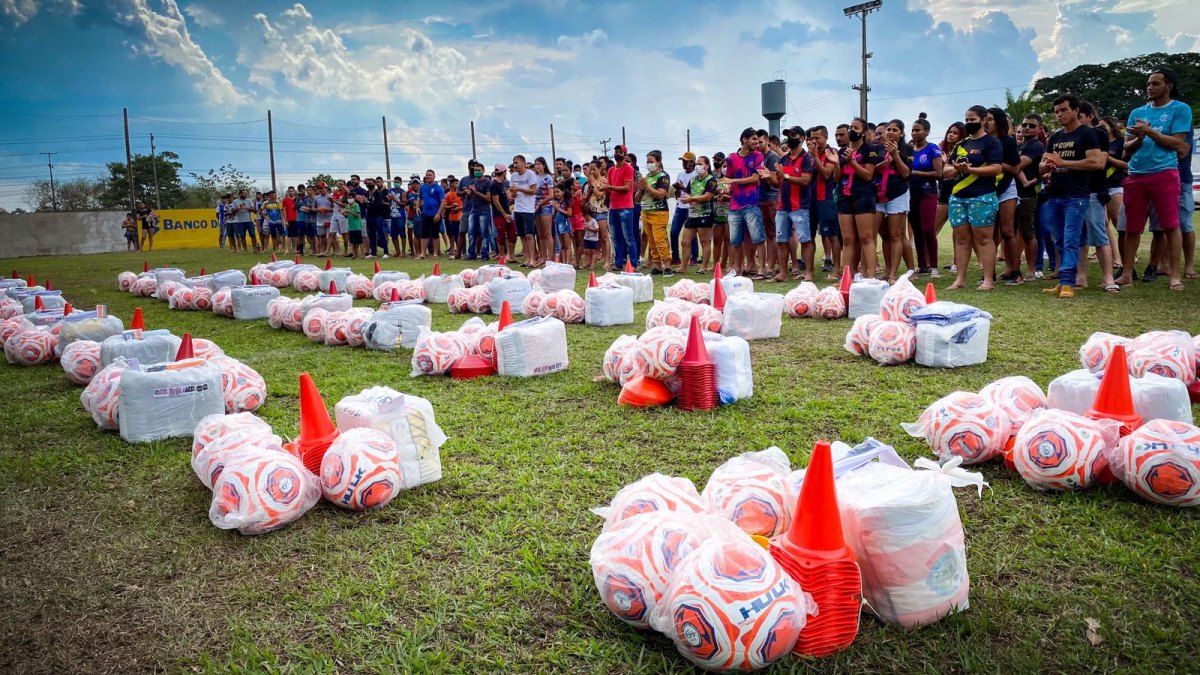 APOIO: Dep. Anderson entrega uniformes e kits esportivos aos atletas de Pimenta Bueno