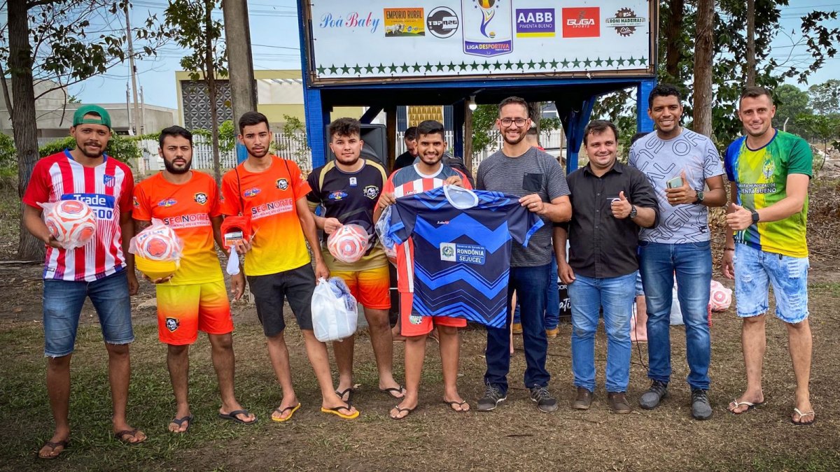 APOIO: Dep. Anderson entrega uniformes e kits esportivos aos atletas de Pimenta Bueno