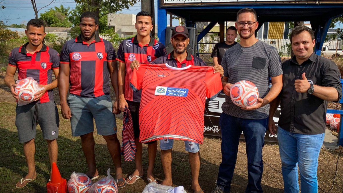 APOIO: Dep. Anderson entrega uniformes e kits esportivos aos atletas de Pimenta Bueno