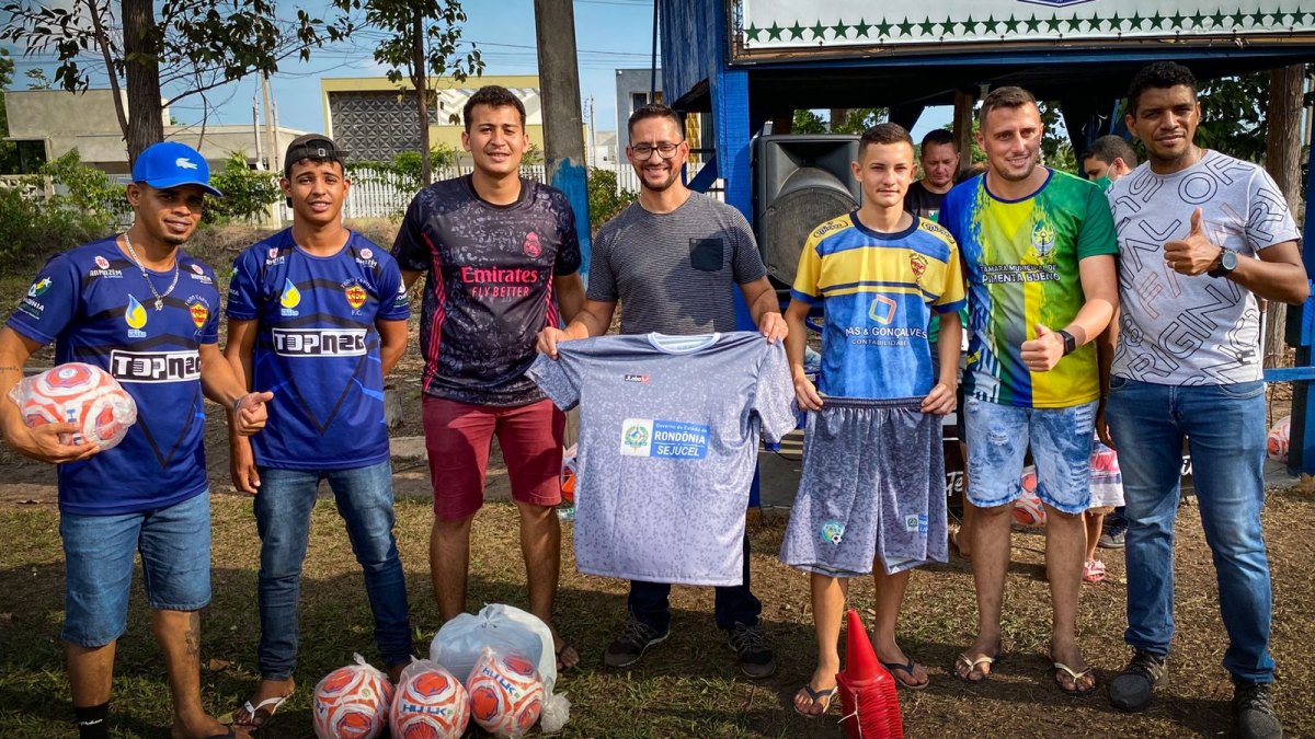APOIO: Dep. Anderson entrega uniformes e kits esportivos aos atletas de Pimenta Bueno