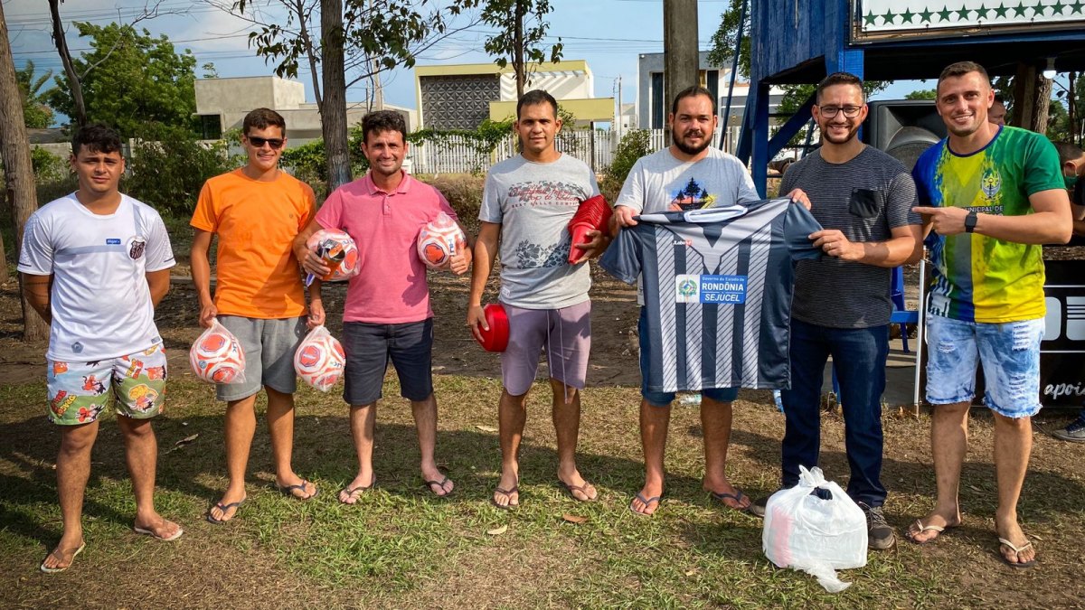 APOIO: Dep. Anderson entrega uniformes e kits esportivos aos atletas de Pimenta Bueno