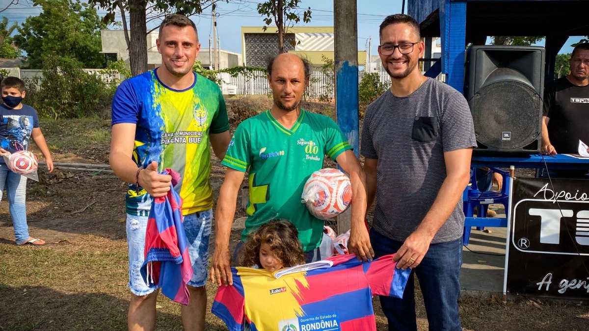 APOIO: Dep. Anderson entrega uniformes e kits esportivos aos atletas de Pimenta Bueno