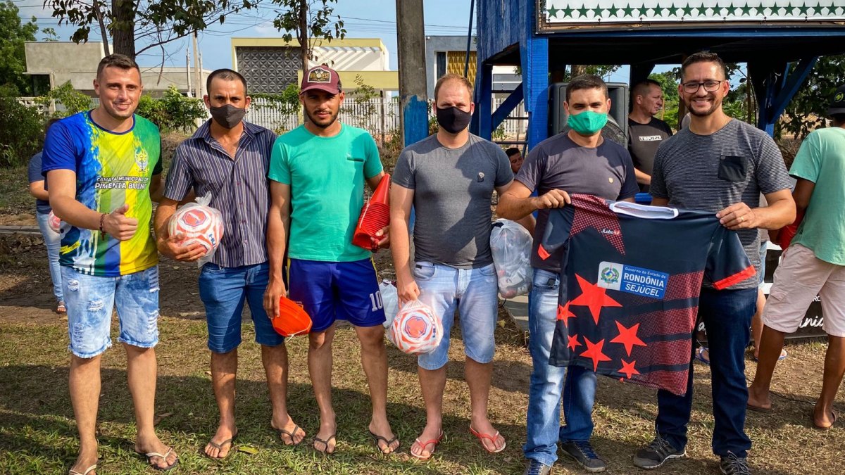 APOIO: Dep. Anderson entrega uniformes e kits esportivos aos atletas de Pimenta Bueno