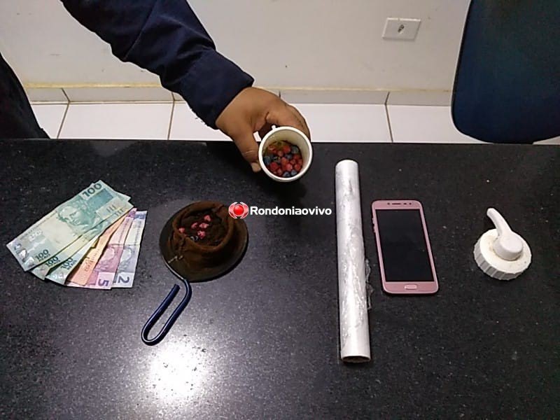 DENÚNCIA: PM prende traficante que mantinha boca de fumo em frente a escola