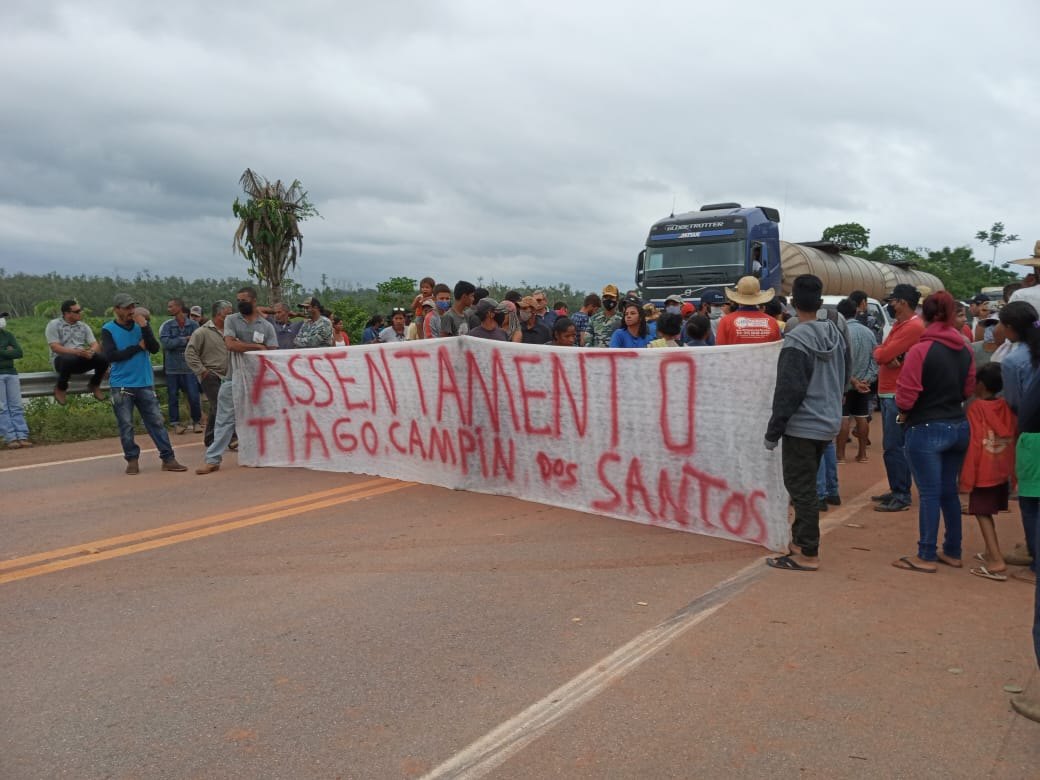 FOME: Camponeses fecham a BR-364 pedindo dinheiro para comida