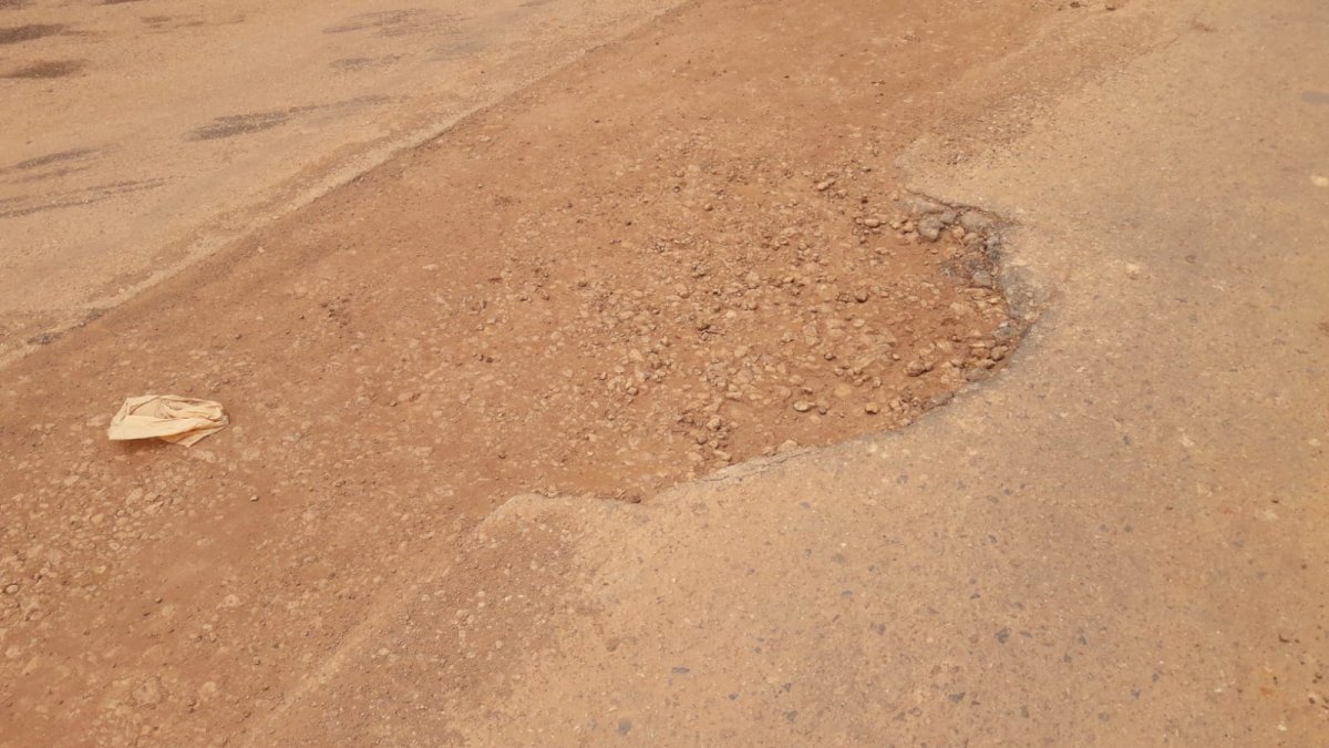 ZONA SUL: Rua Abacateiro tem buracos e lama após 3 meses de obras do DER