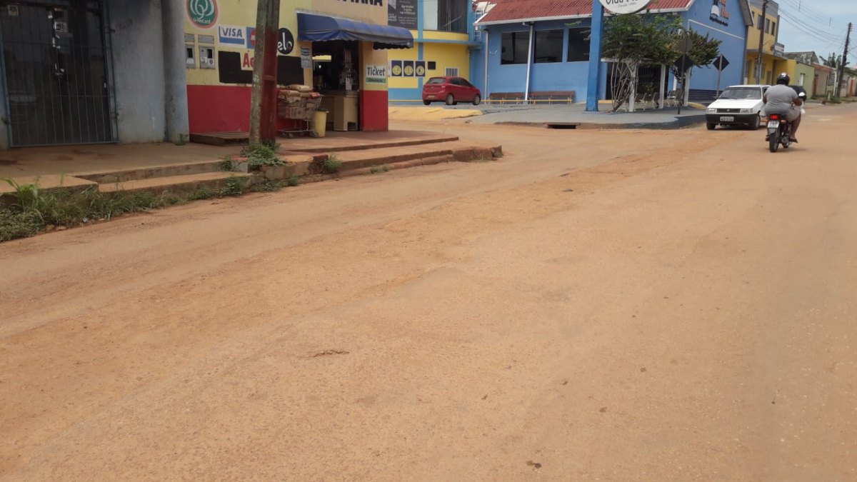 ZONA SUL: Rua Abacateiro tem buracos e lama após 3 meses de obras do DER