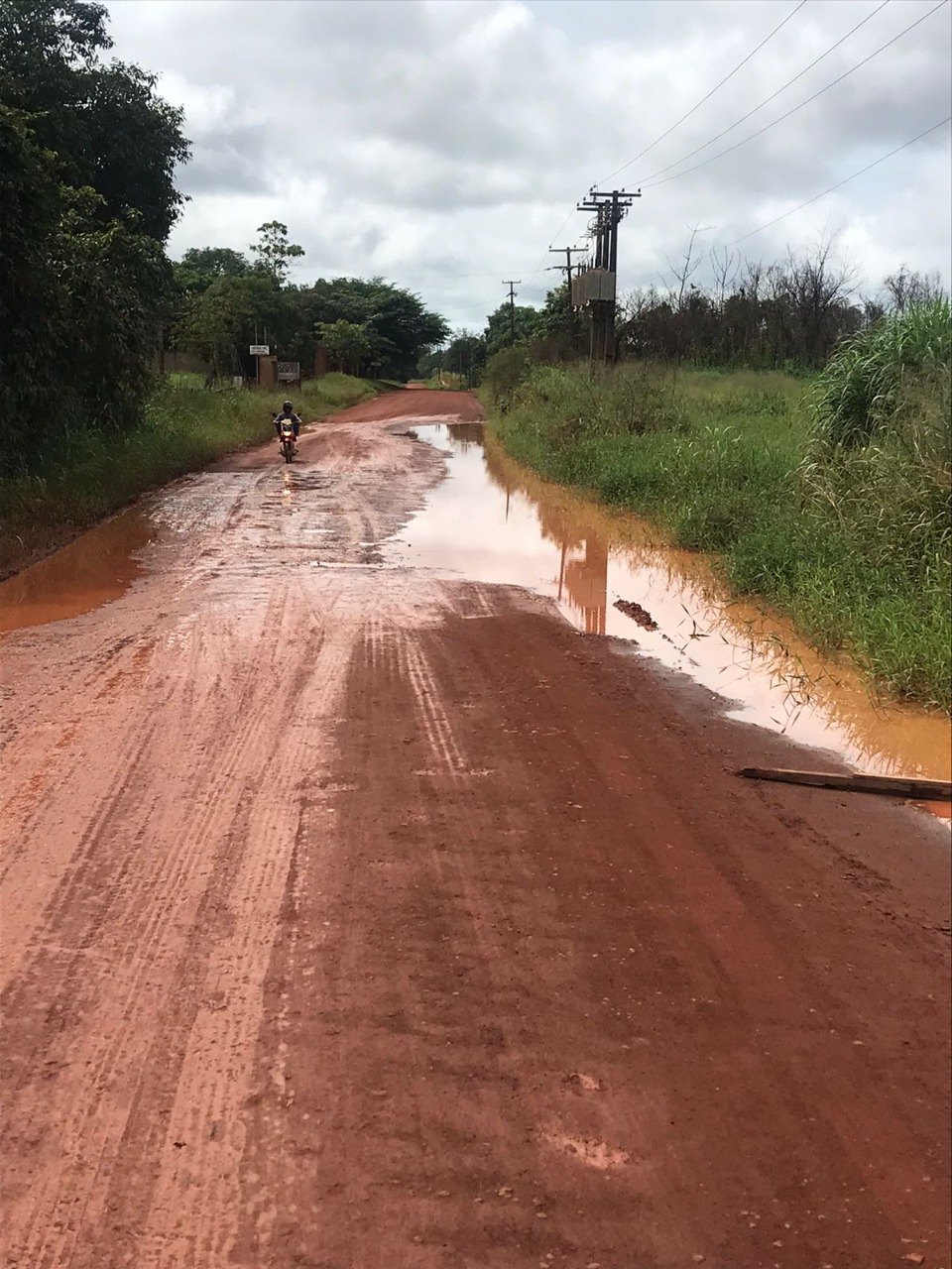 PROBLEMAS: Moradores têm dificuldades em trafegar na Estrada dos Japoneses