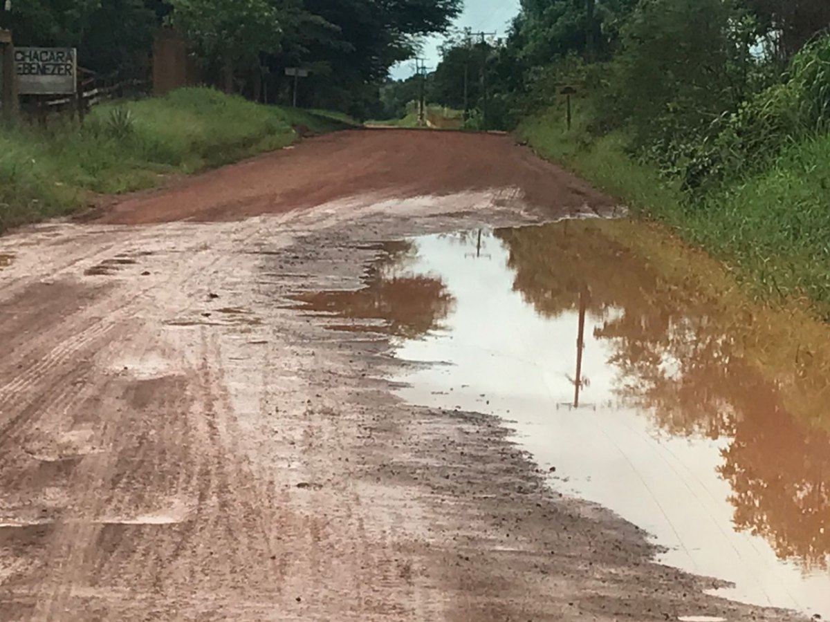 PROBLEMAS: Moradores têm dificuldades em trafegar na Estrada dos Japoneses