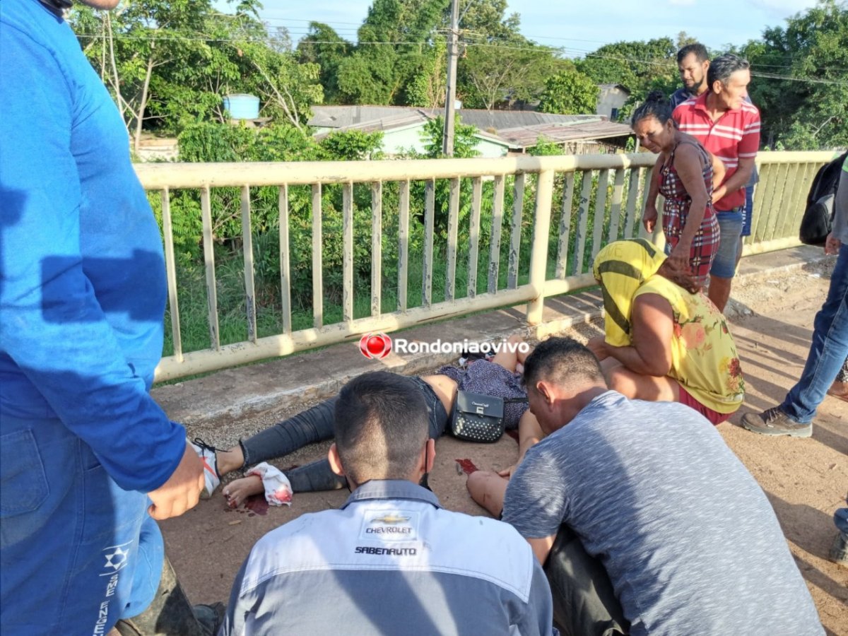 ROMPEU: Mãe e criança são atingidas por tora de madeira que caiu de caminhão na ponte