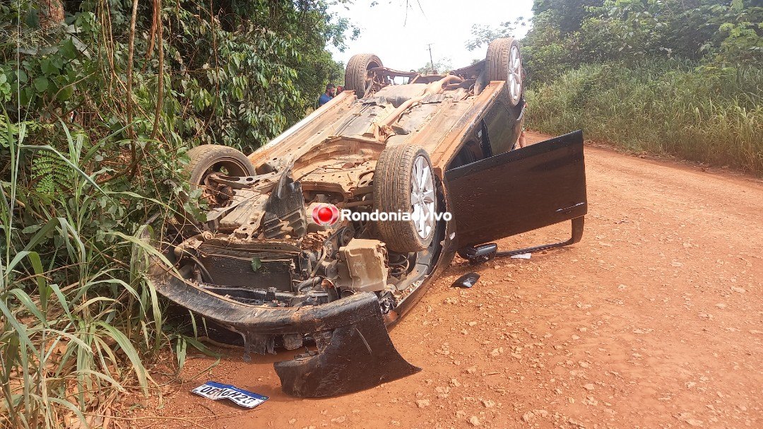 ESTRADA DOS JAPONESES: Carro capota após sair da pista e bater contra árvore
