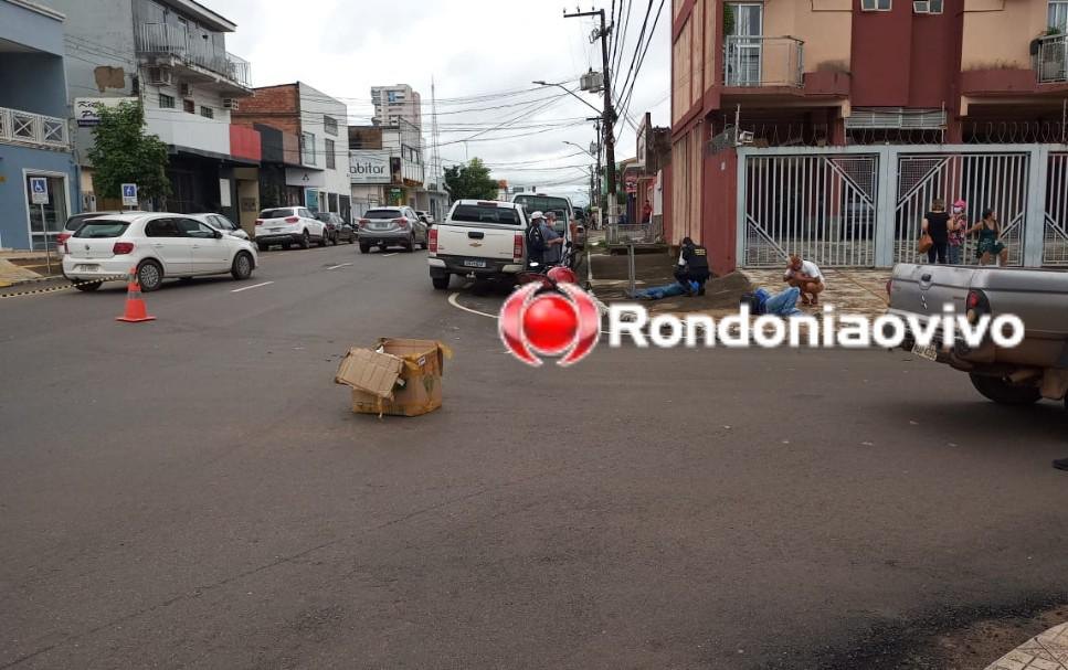 JOGADOS NA CALÇADA: Caminhonete avança cruzamento e deixa duas vítimas com fraturas expostas