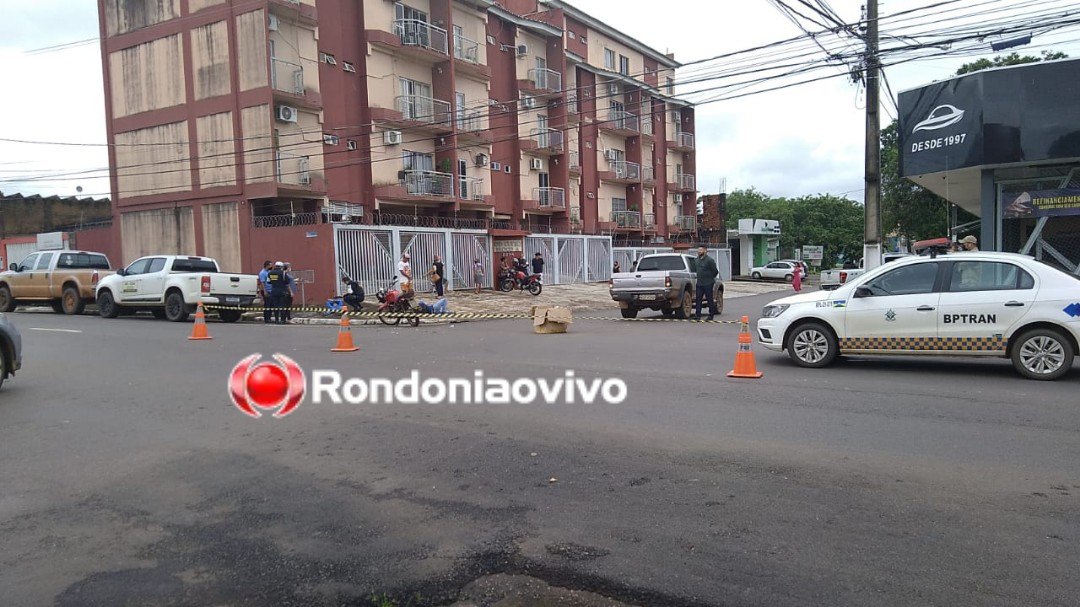 JOGADOS NA CALÇADA: Caminhonete avança cruzamento e deixa duas vítimas com fraturas expostas