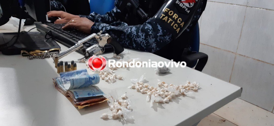 TRAFICANDO: Adolescente de 15 anos é flagrado com arma e várias porções de drogas