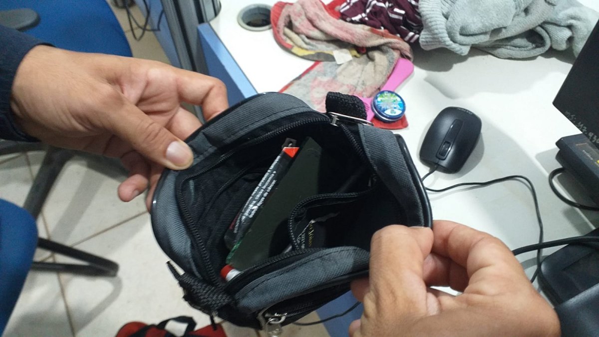 TRAFICANDO: Adolescente de 15 anos é flagrado com arma e várias porções de drogas