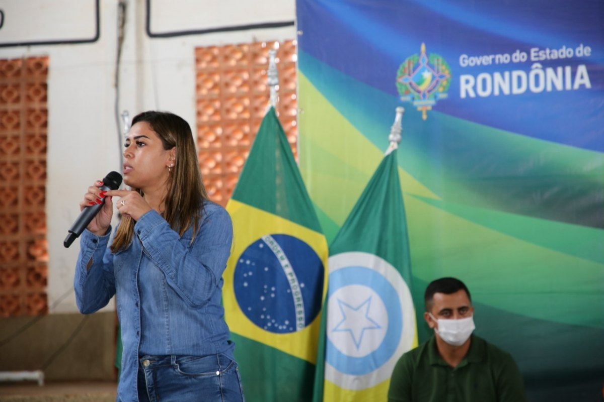 ROLIM DE MOURA: Ver. Juliana representa o dep. Marcelo Cruz em cerimônia de Entrega de Café e Cacau