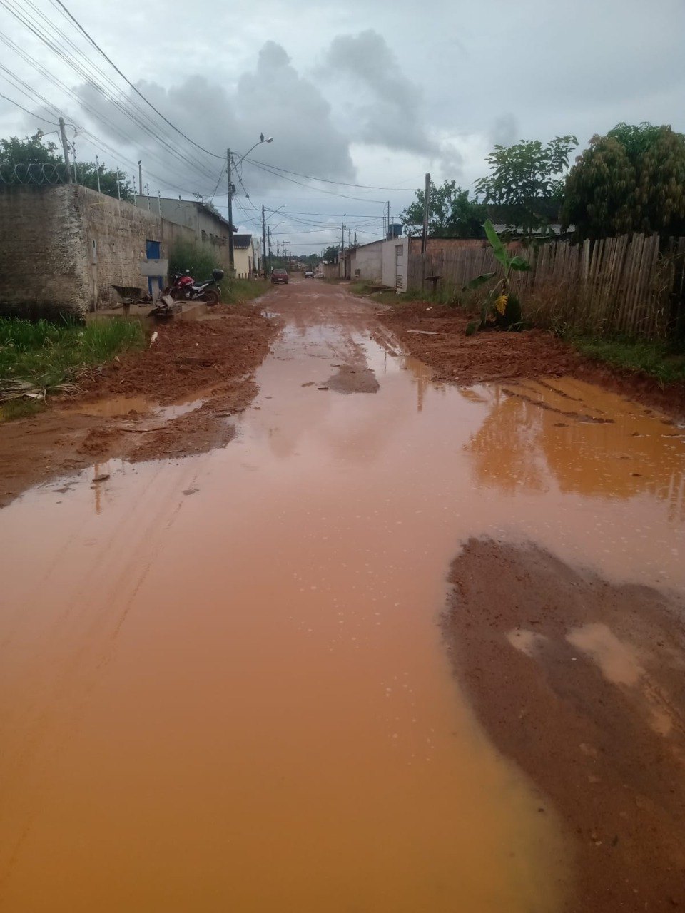 LAMAÇAL: Moradores pedem socorro para sair do atoleiro no Bairro Castanheira