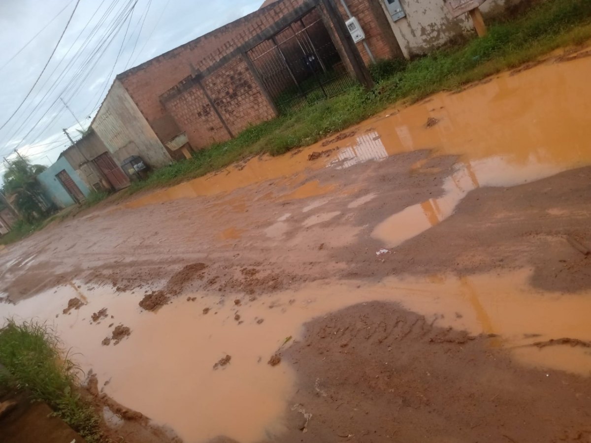 LAMAÇAL: Moradores pedem socorro para sair do atoleiro no Bairro Castanheira