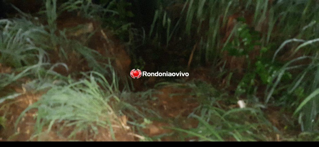 PERIGO: Motociclista passa direto em curva e vai parar dentro de bueiro