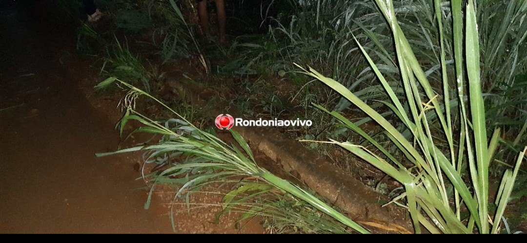 PERIGO: Motociclista passa direto em curva e vai parar dentro de bueiro