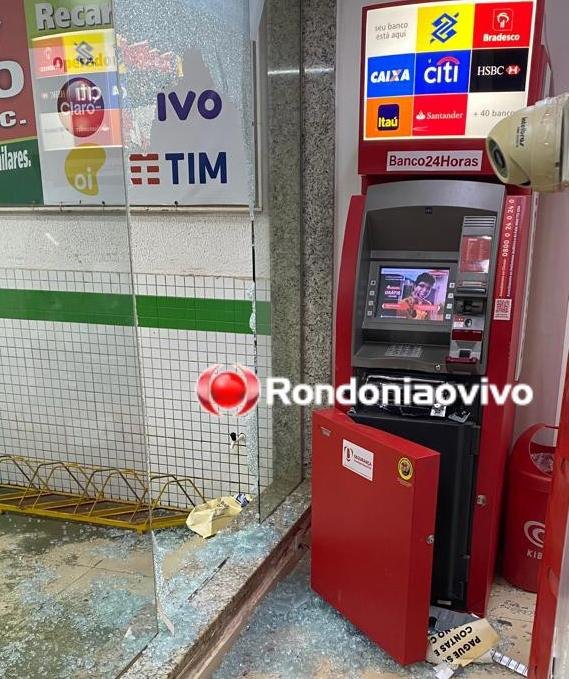 FILMADO: Vídeo mostra momento que ladrões arrombam caixa eletrônico em farmácia