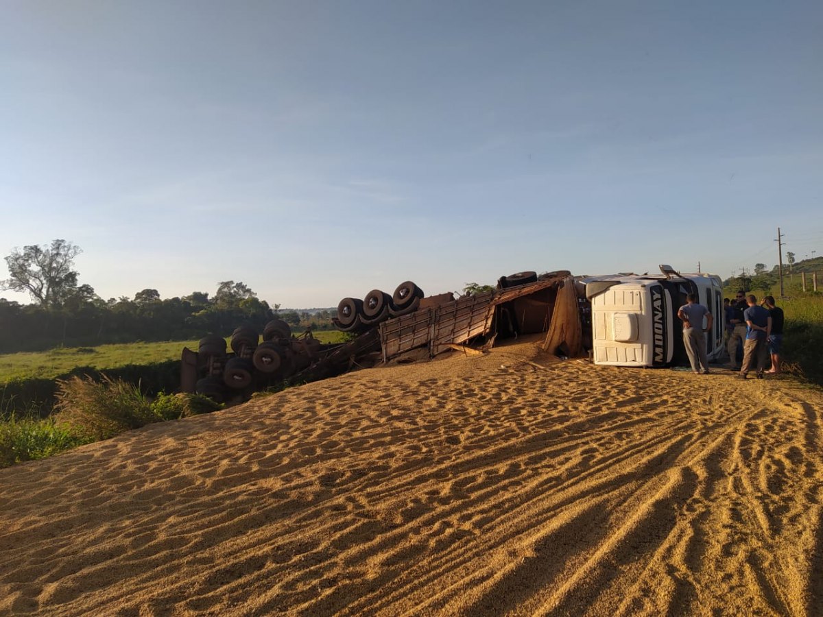 PARADO: Carreta carregada de soja tomba e deixa BR-364 totalmente bloqueada
