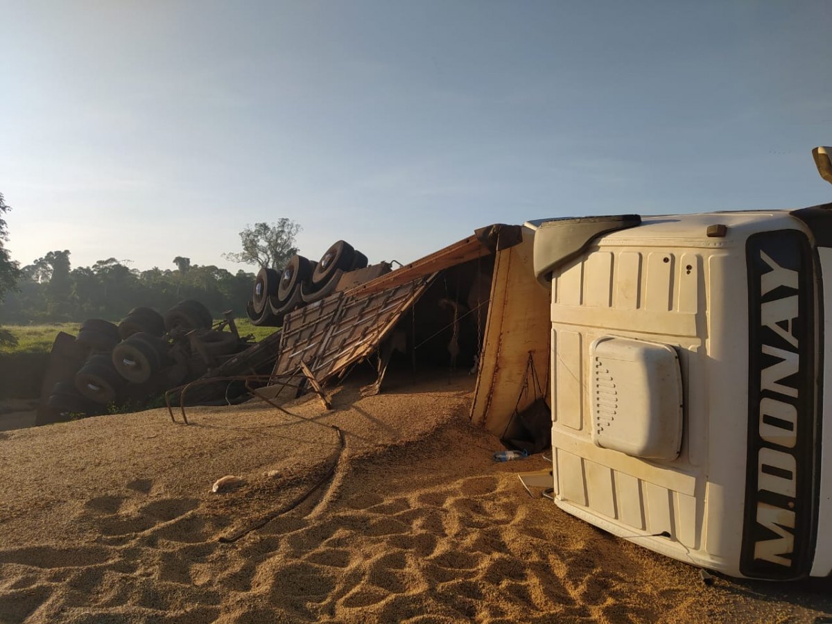 PARADO: Carreta carregada de soja tomba e deixa BR-364 totalmente bloqueada