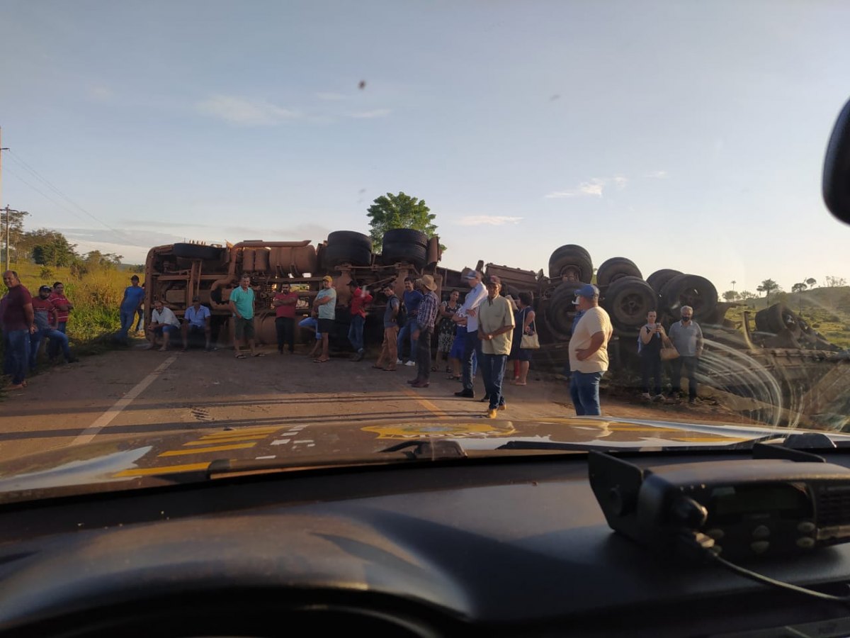 PARADO: Carreta carregada de soja tomba e deixa BR-364 totalmente bloqueada