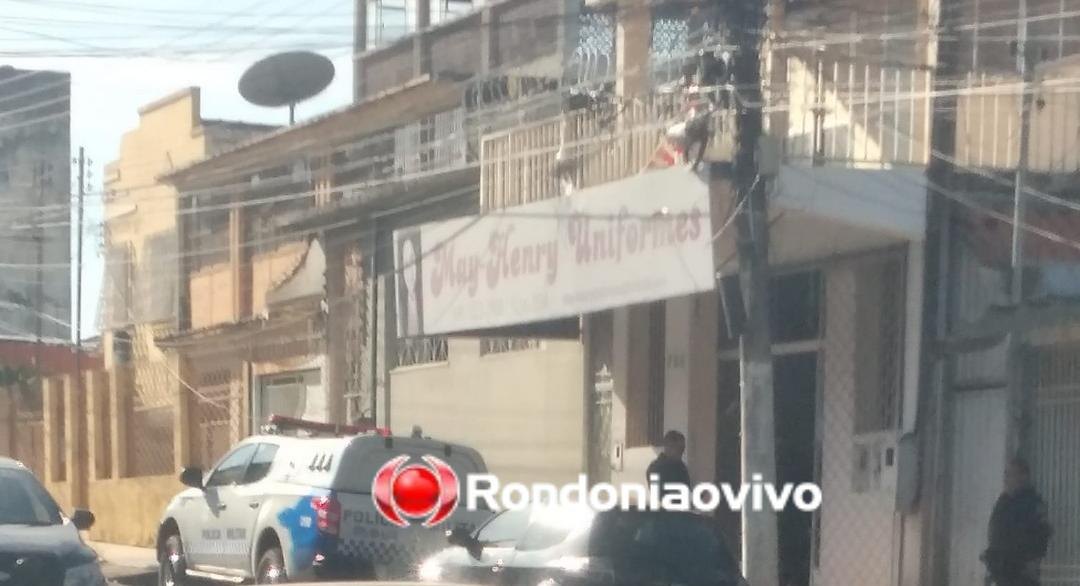 CÂMERA FLAGROU: Criminosos arrancam e furtam grades de proteção de loja no Centro