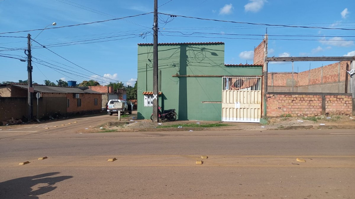 ASSISTA: PMs com helicóptero caçam bandidos que roubaram residência