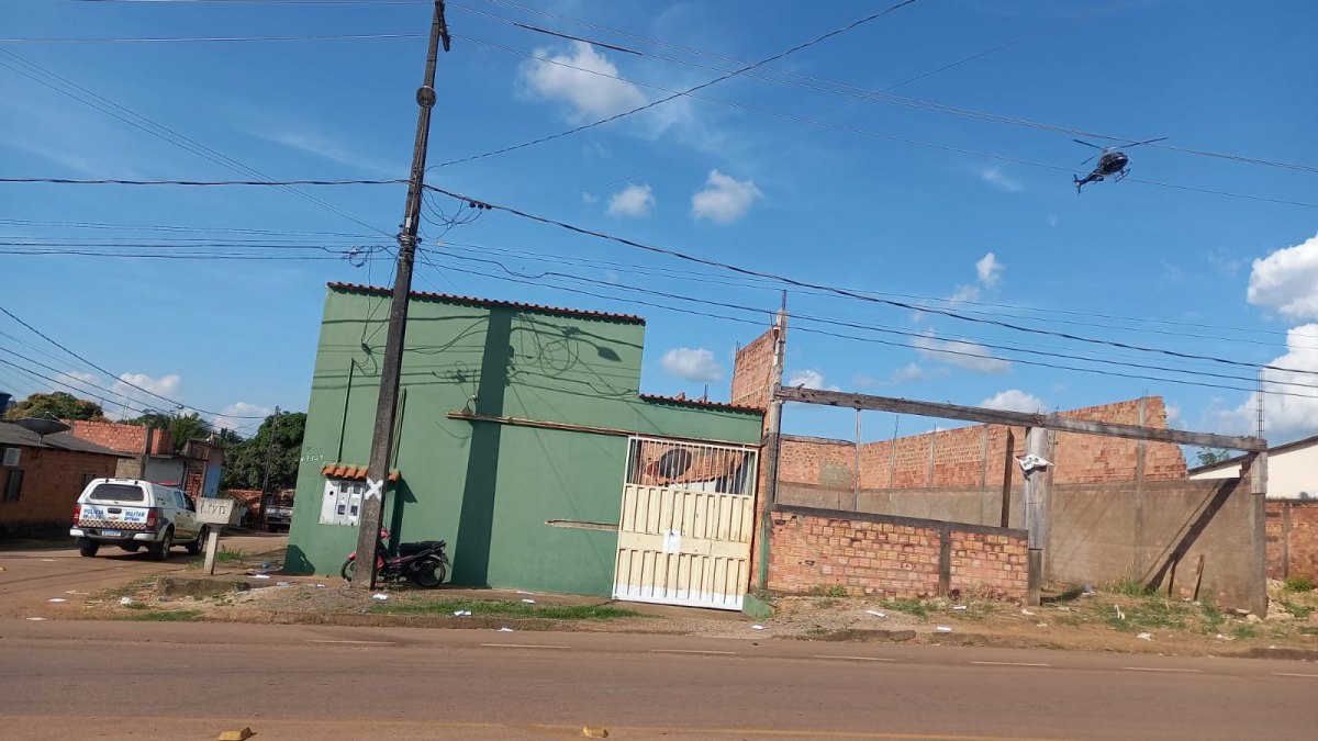 ASSISTA: PMs com helicóptero caçam bandidos que roubaram residência