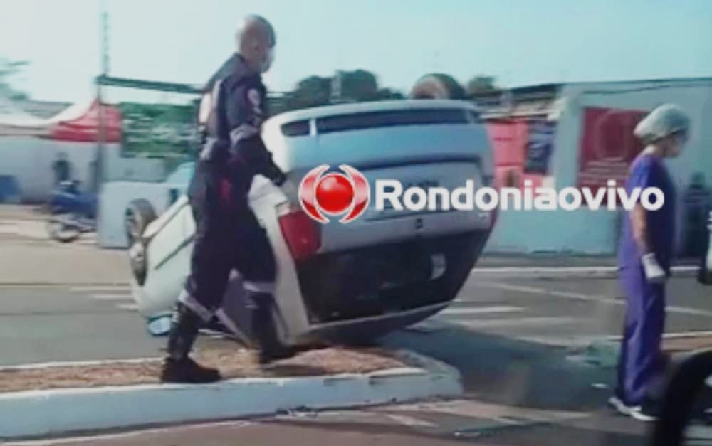 CAPOTAMENTO: Mulher fica lesionada após bater em carro parado e causar grave acidente