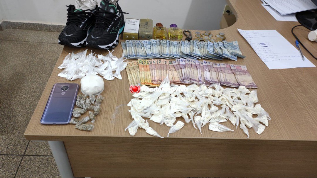 'COMPRAR MOTO': Traficante usava galão de água como cofre para guardar dinheiro 