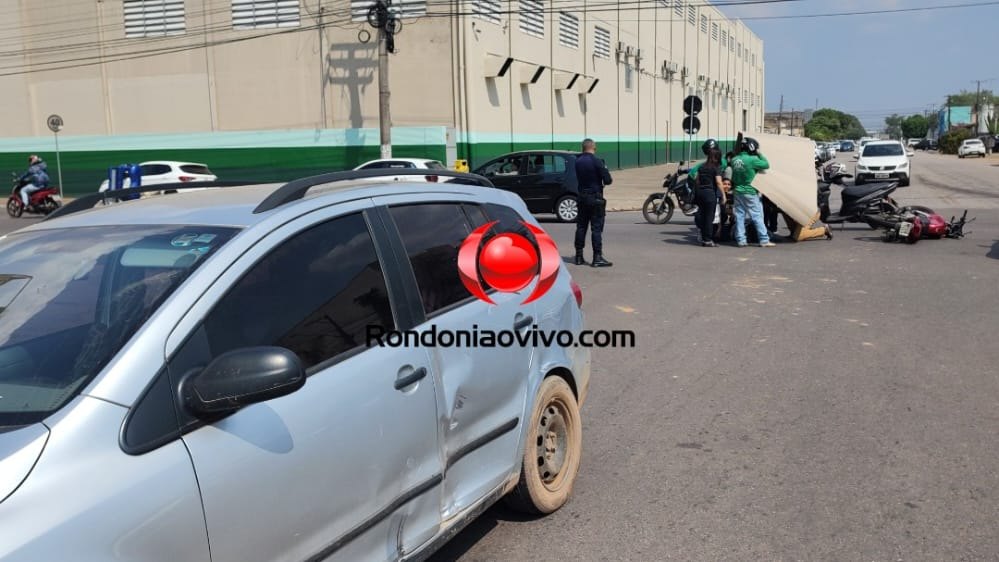 VÍDEO: Motociclista sofre grave acidente após colidir em carro que avançou a preferencial