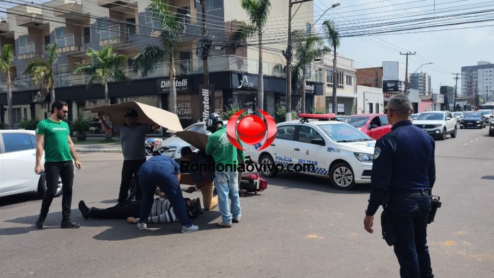 VÍDEO: Motociclista sofre grave acidente após colidir em carro que avançou a preferencial