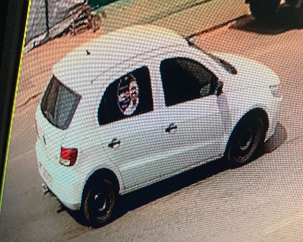 VÍDEO: Criminoso em Gol branco é filmado furtando objetos dentro de caminhonete 