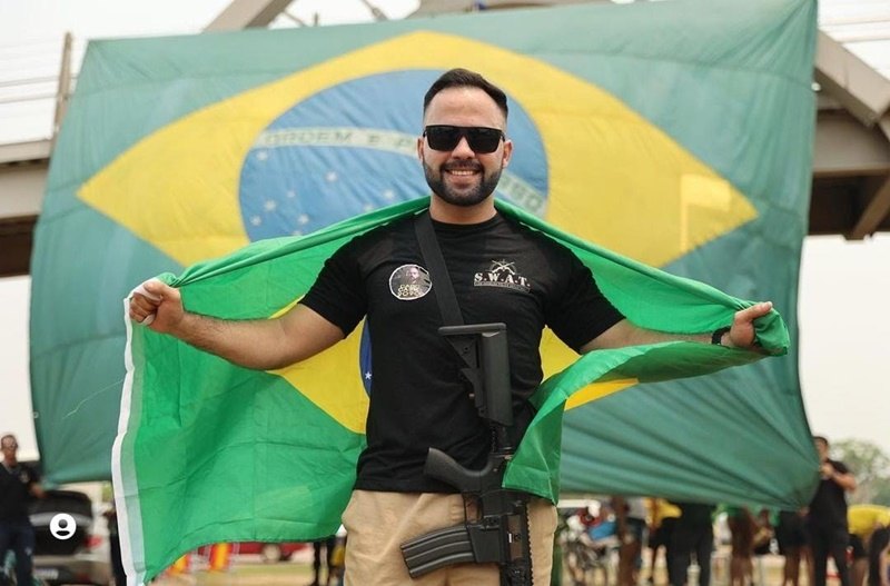 VERDE AMARELO: Candidato a deputado federal leva fuzil para manifestação pró-Bolsonaro
