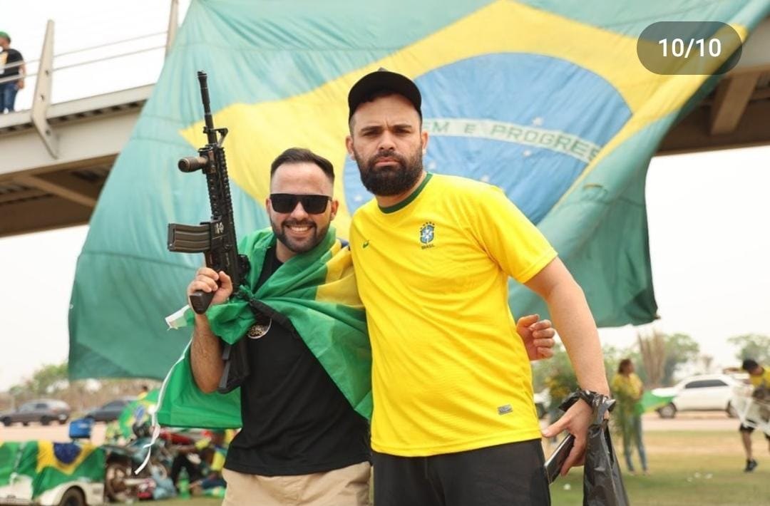 VERDE AMARELO: Candidato a deputado federal leva fuzil para manifestação pró-Bolsonaro