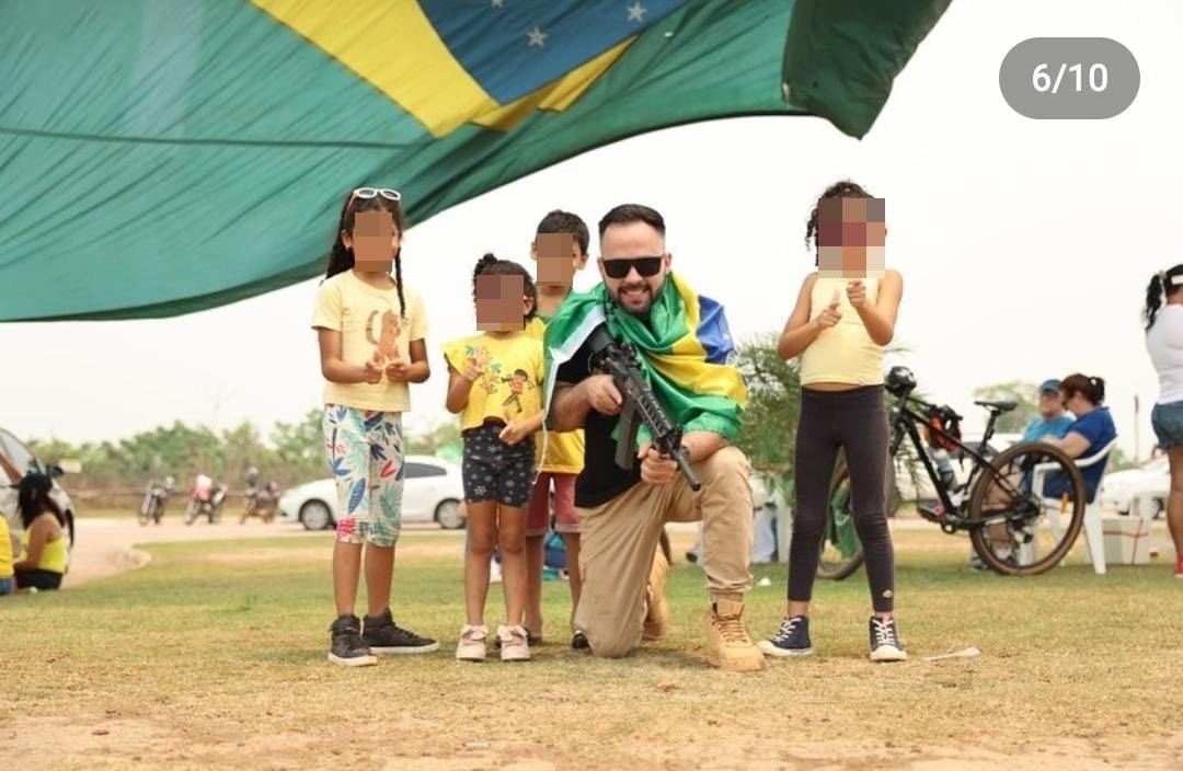 VERDE AMARELO: Candidato a deputado federal leva fuzil para manifestação pró-Bolsonaro