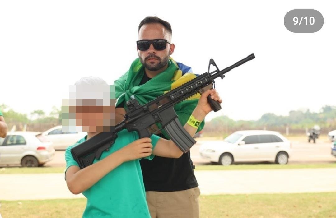 VERDE AMARELO: Candidato a deputado federal leva fuzil para manifestação pró-Bolsonaro