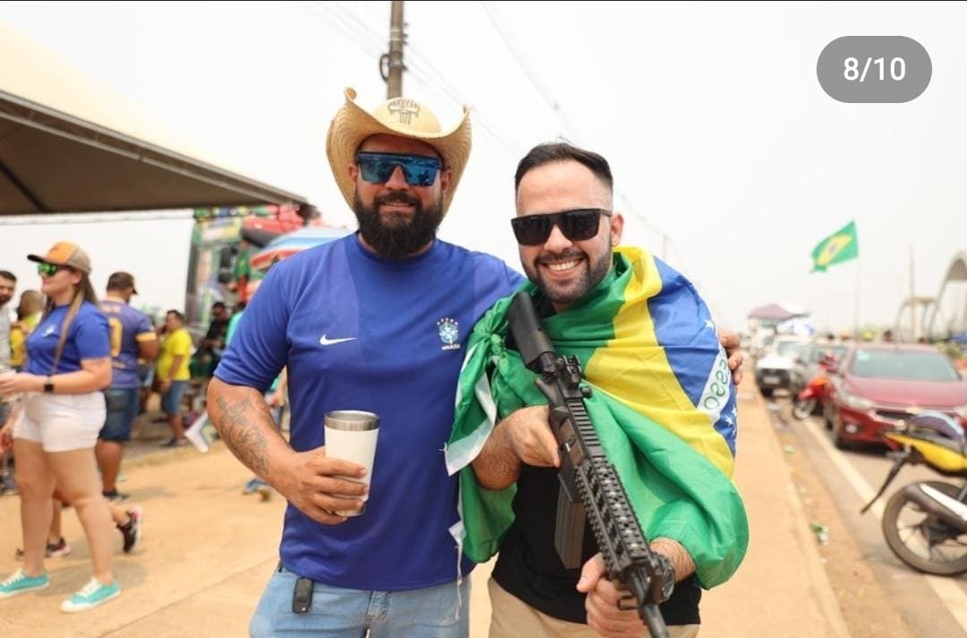 VERDE AMARELO: Candidato a deputado federal leva fuzil para manifestação pró-Bolsonaro