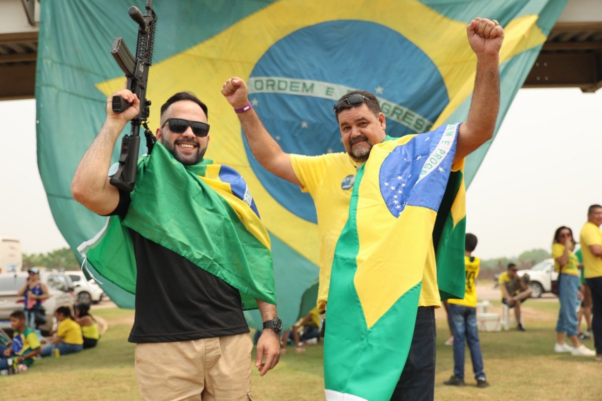 VERDE AMARELO: Candidato a deputado federal leva fuzil para manifestação pró-Bolsonaro