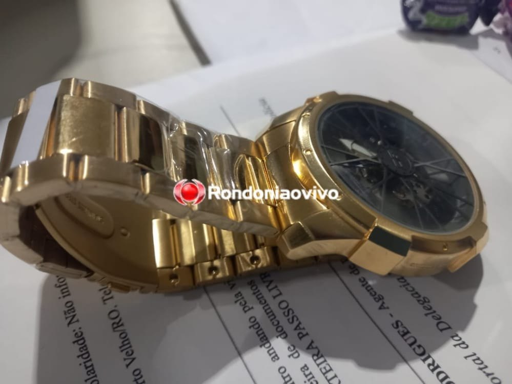 ASSISTA: Vídeo mostra homem furtando relógio de R$ 1 mil na loja Chilli Beans