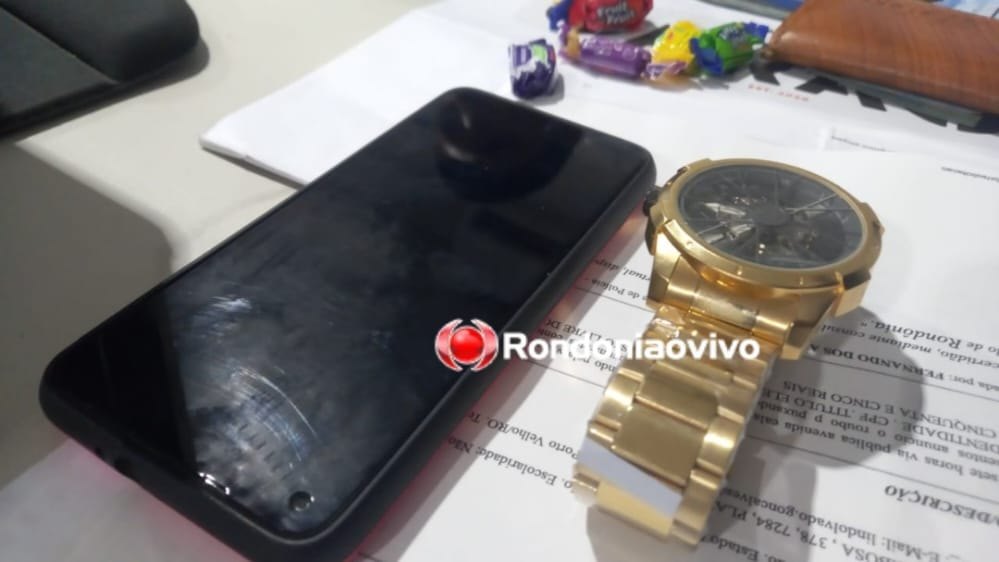 ASSISTA: Vídeo mostra homem furtando relógio de R$ 1 mil na loja Chilli Beans