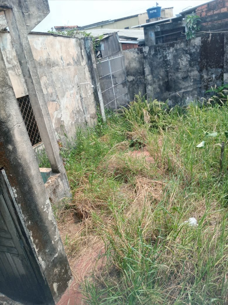 12 ANOS: Moradores denunciam casa abandonada no centro da capital 