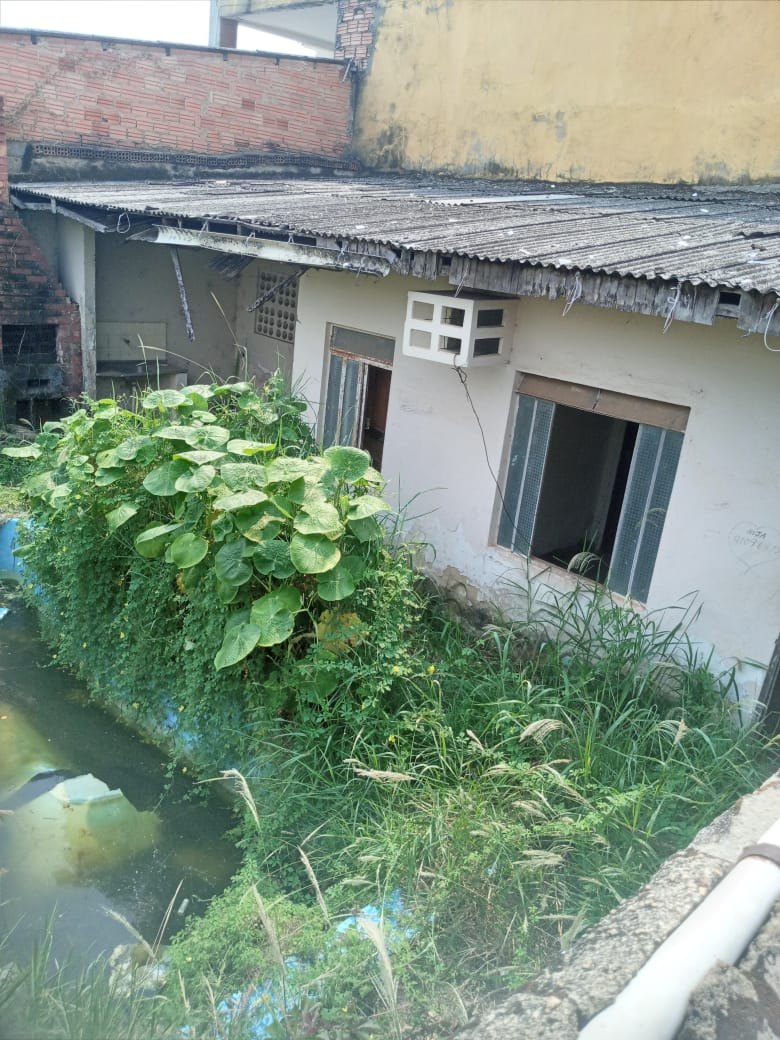 12 ANOS: Moradores denunciam casa abandonada no centro da capital 