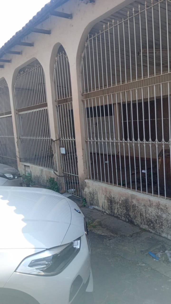 12 ANOS: Moradores denunciam casa abandonada no centro da capital 