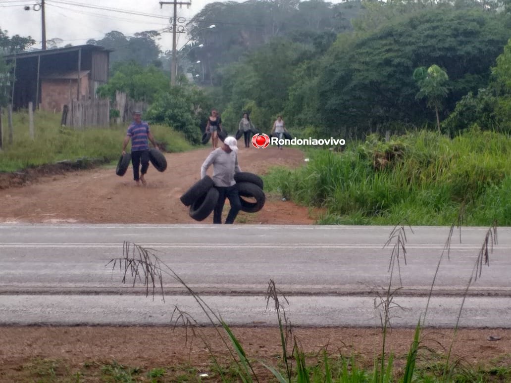 MANIFESTAÇÃO: População segue com bloqueio na BR-319 e cobra redutor de velocidade