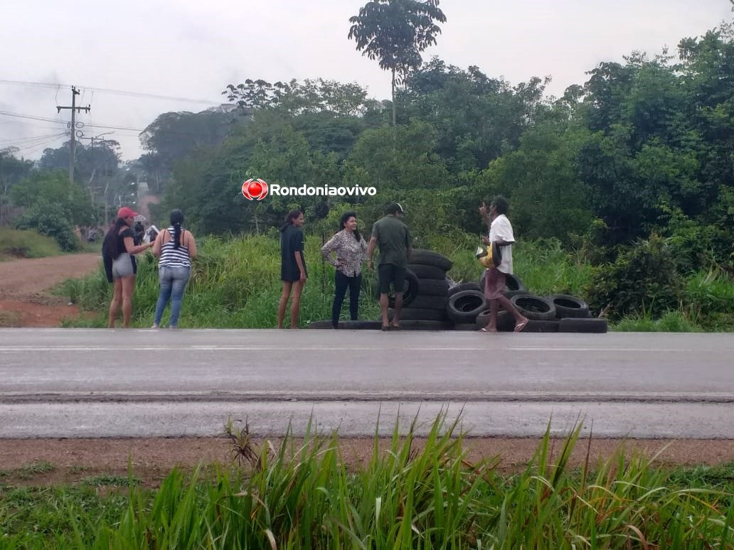 MANIFESTAÇÃO: População segue com bloqueio na BR-319 e cobra redutor de velocidade